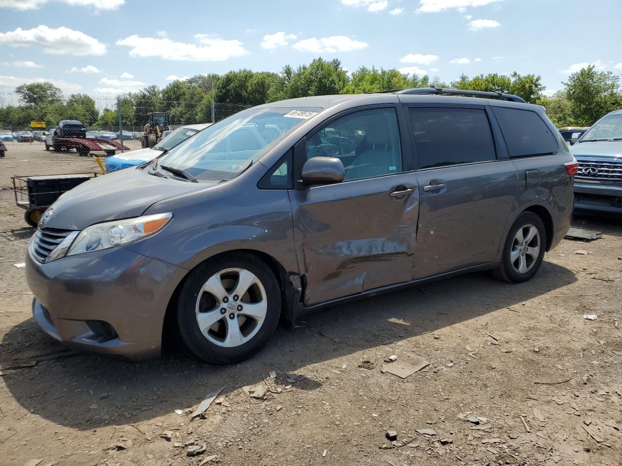 TOYOTA SIENNA LE 2017
