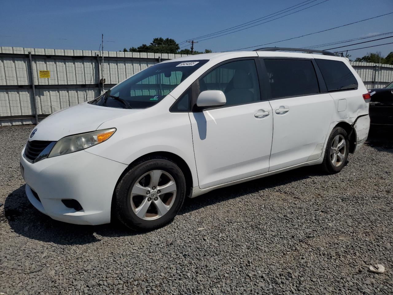 TOYOTA SIENNA LE 2011