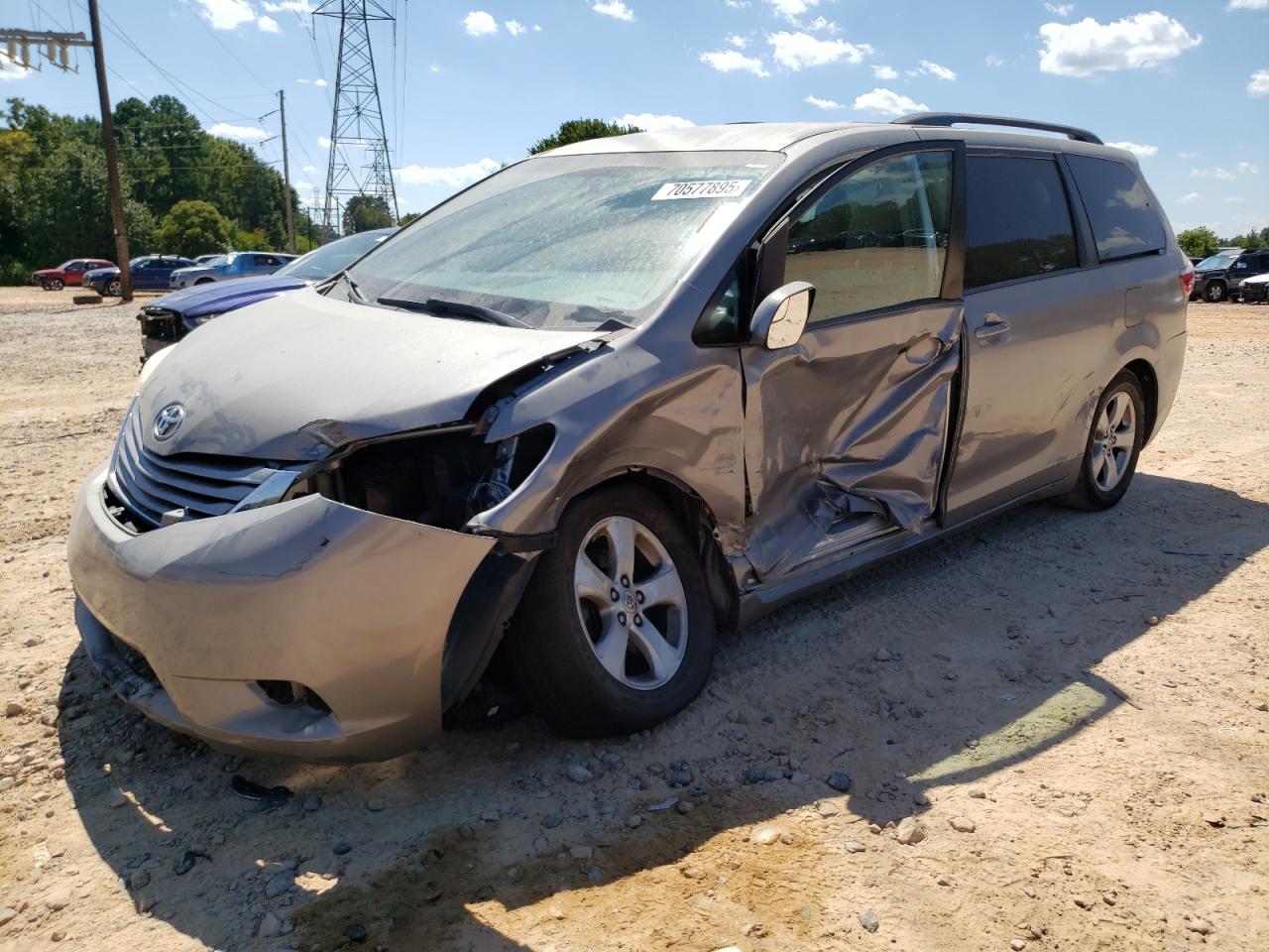 TOYOTA SIENNA LE 2015