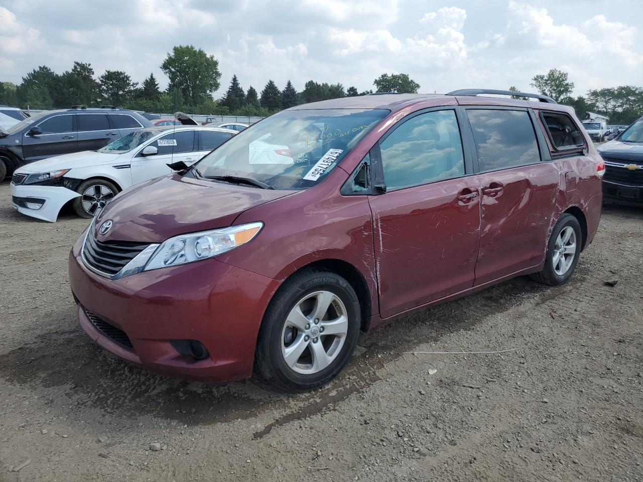 TOYOTA SIENNA LE 2011