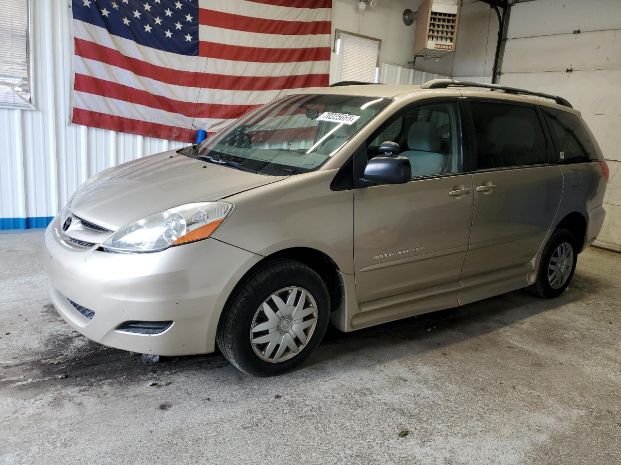 TOYOTA SIENNA CE 2009