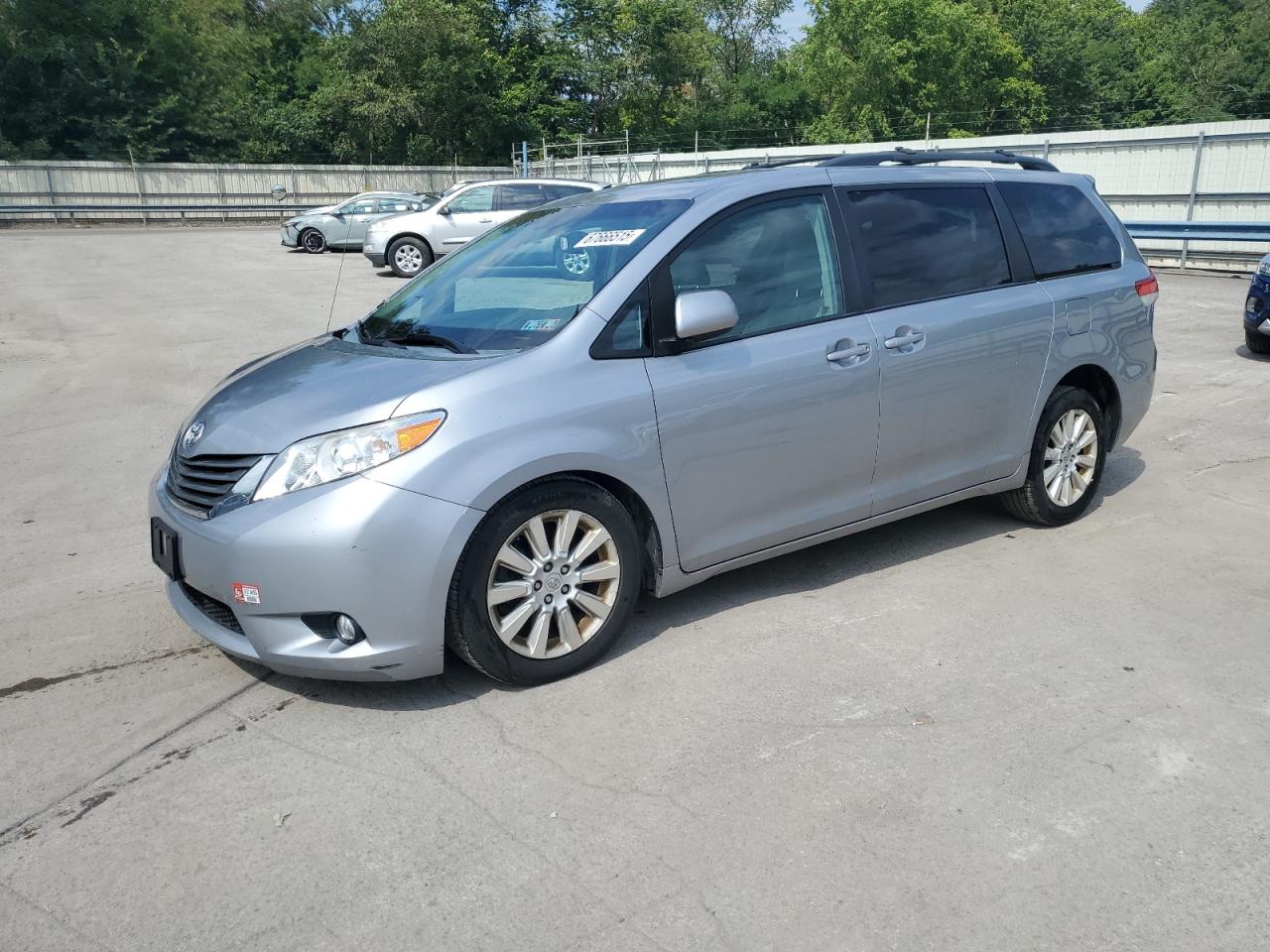 TOYOTA SIENNA XLE 2013