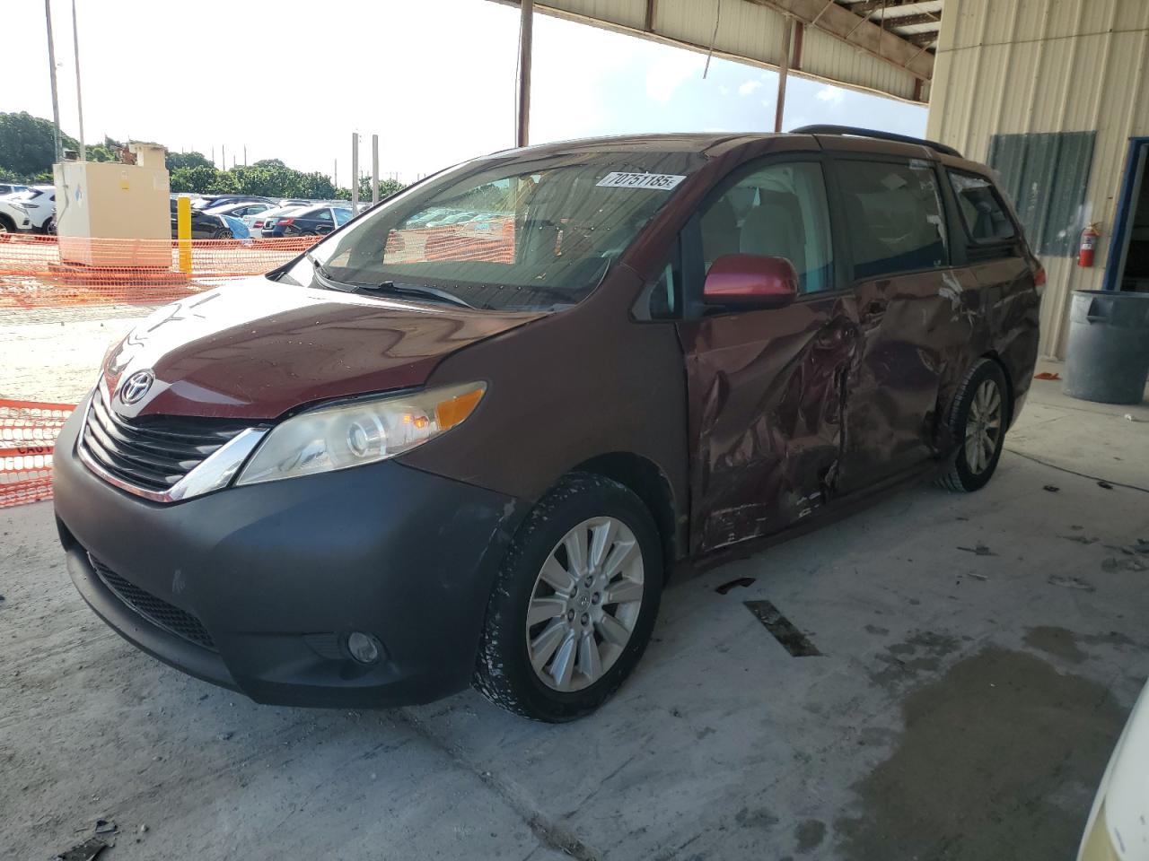 TOYOTA SIENNA LE 2013