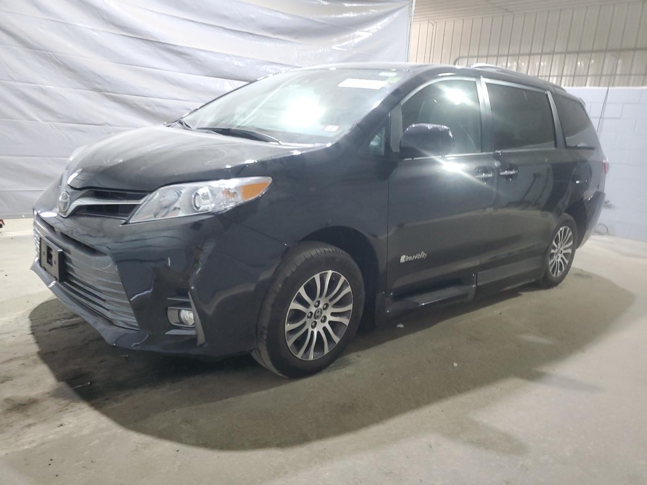 TOYOTA SIENNA XLE 2018