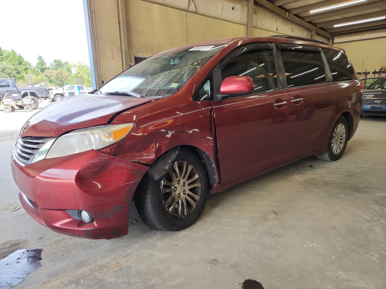 TOYOTA SIENNA XLE 2012