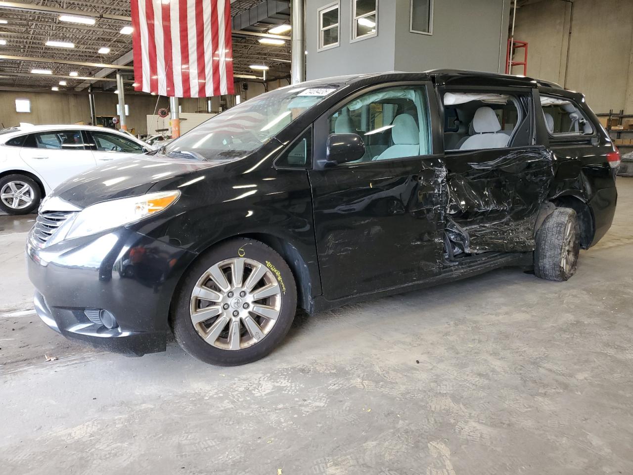 TOYOTA SIENNA LE 2011