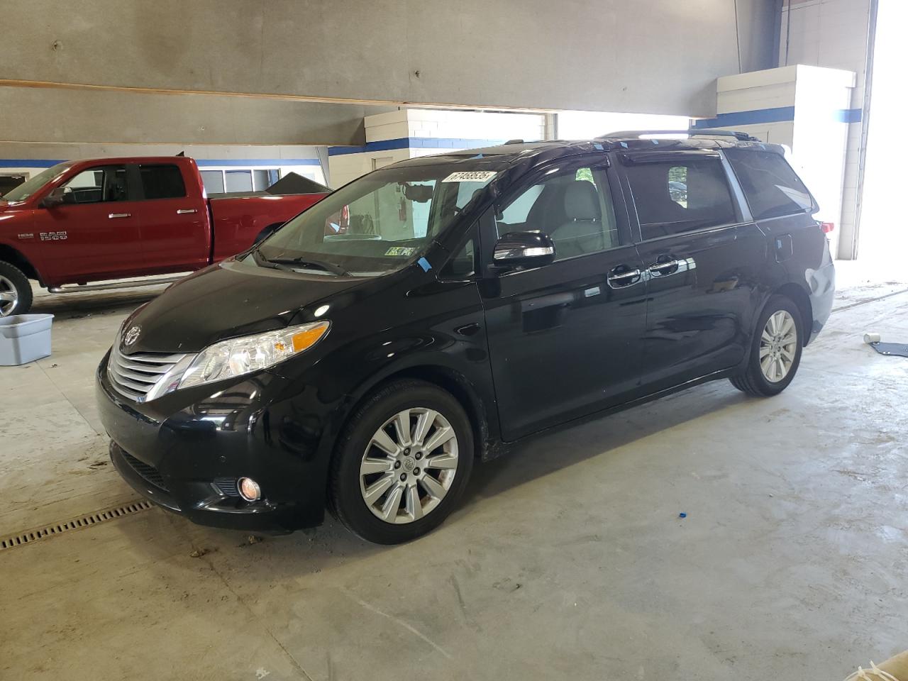 TOYOTA SIENNA XLE 2013