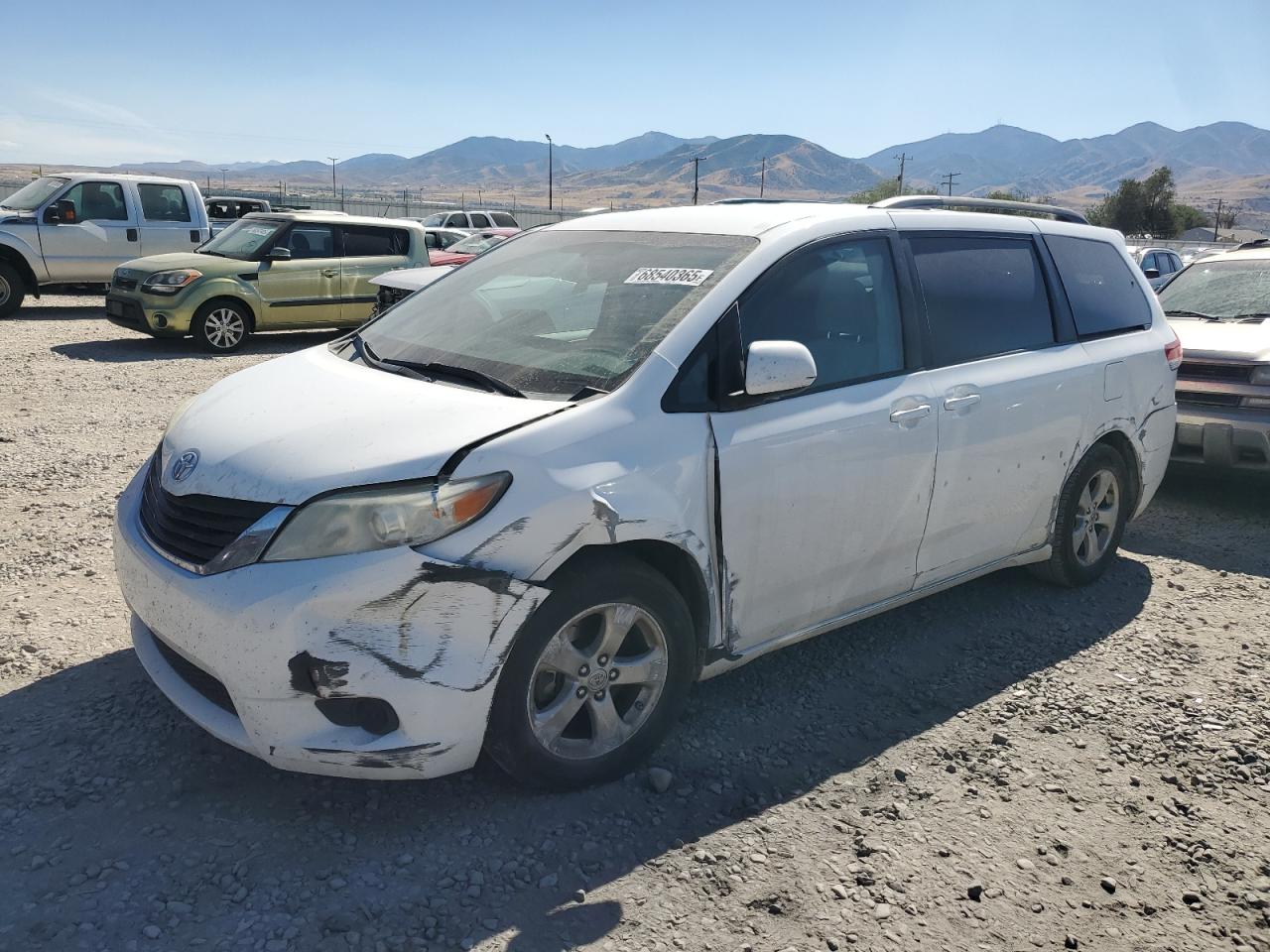 TOYOTA SIENNA LE 2011