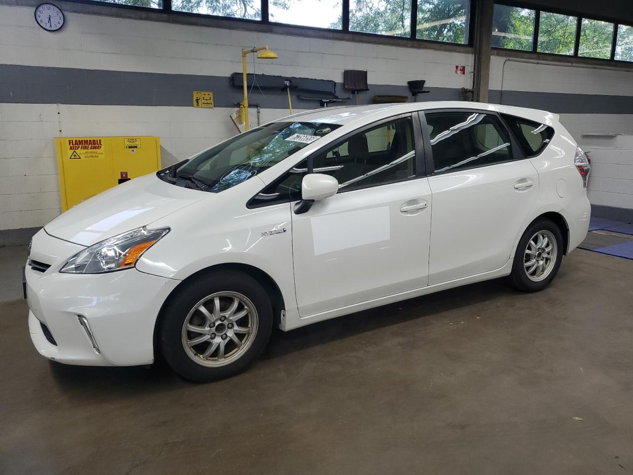 TOYOTA PRIUS V 2013