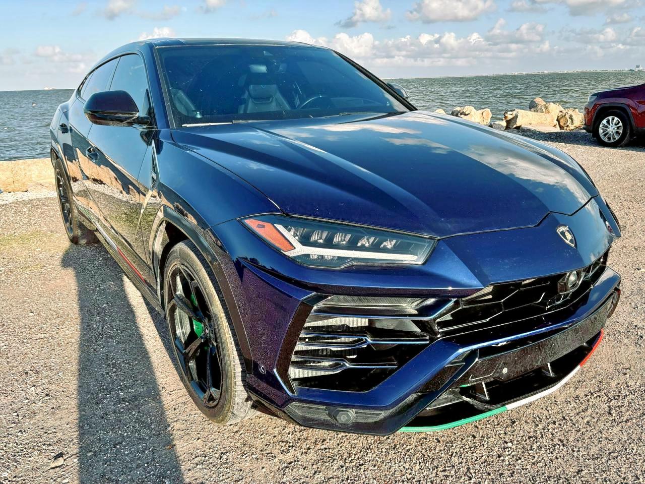 LAMBORGHINI URUS 2019