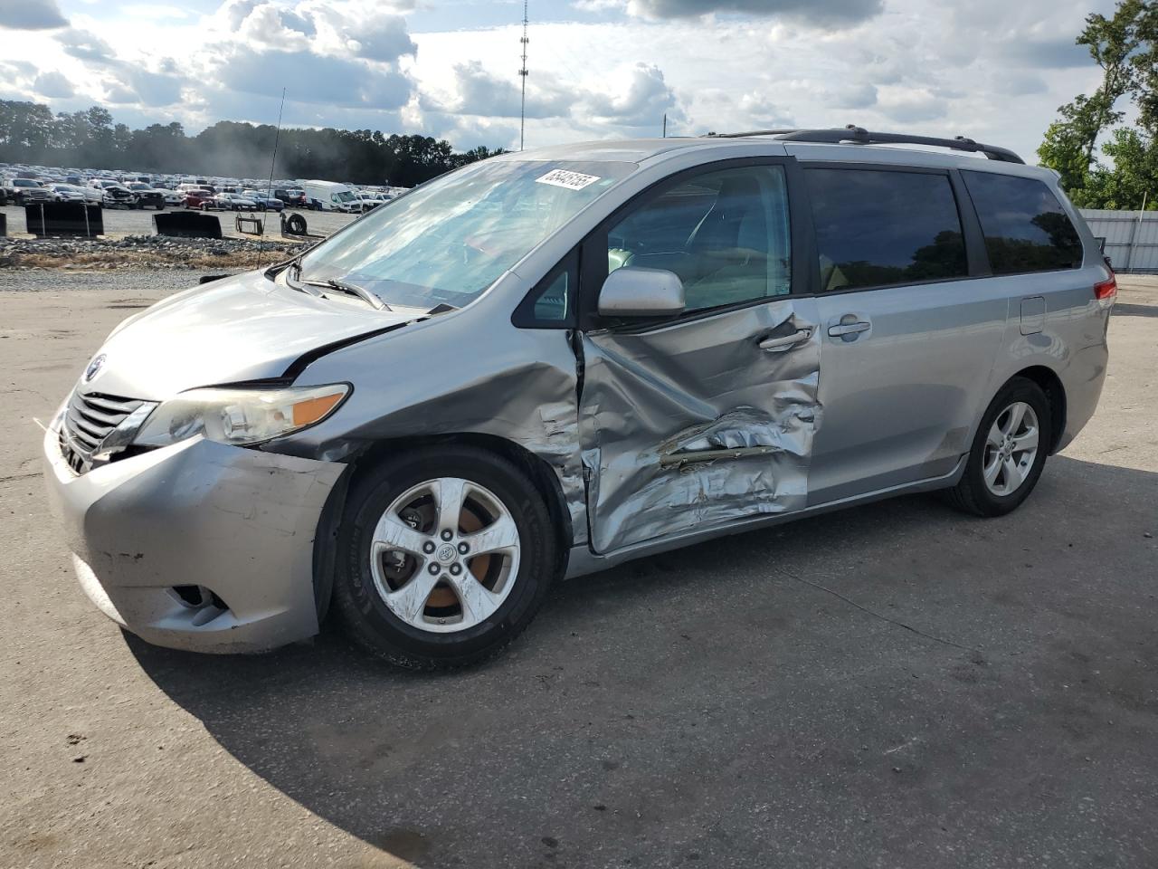 TOYOTA SIENNA LE 2014