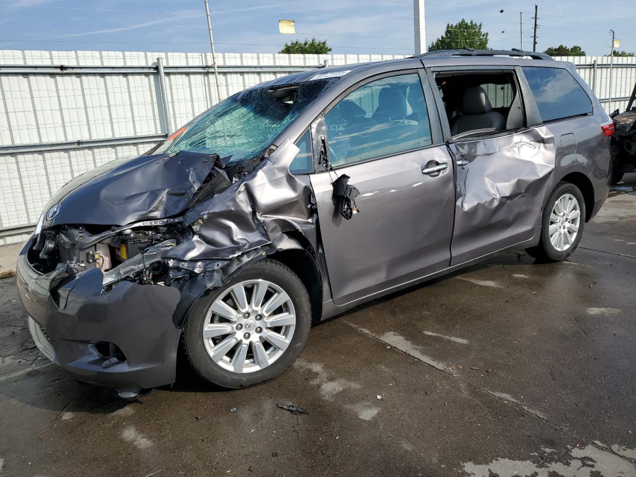 TOYOTA SIENNA XLE 2017