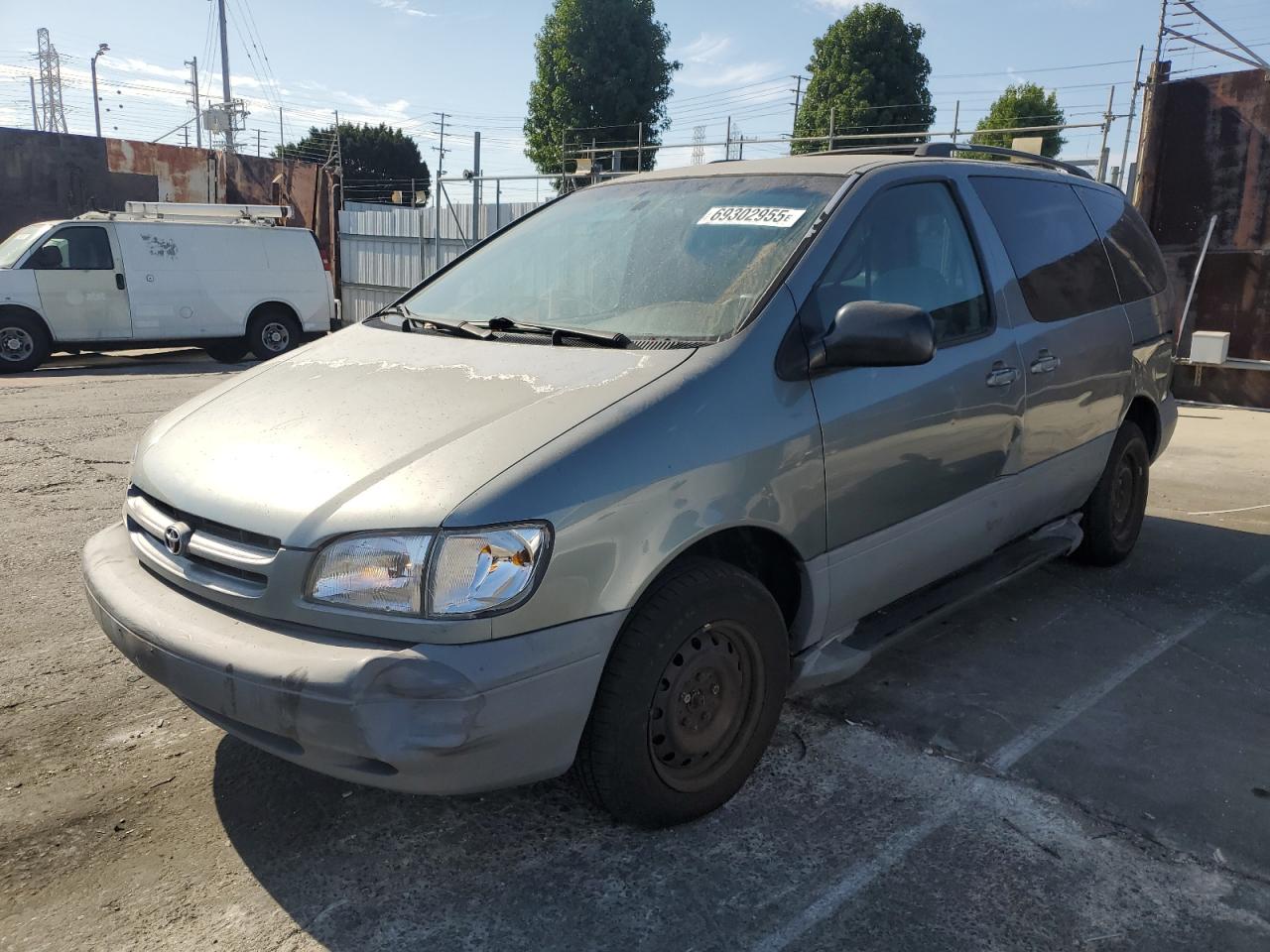 TOYOTA SIENNA LE 2000