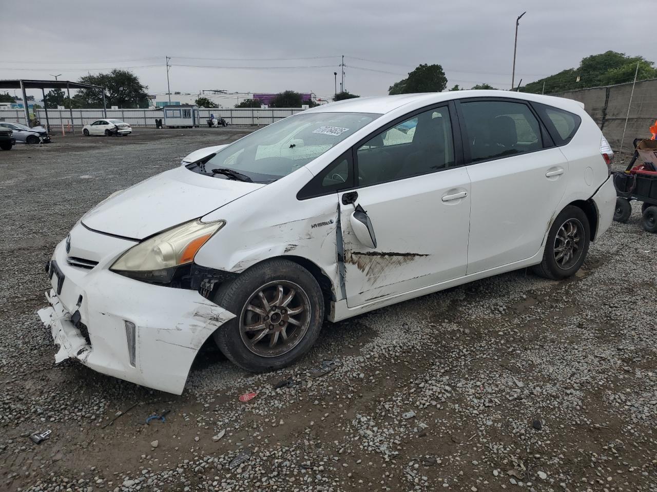 TOYOTA PRIUS V 2013