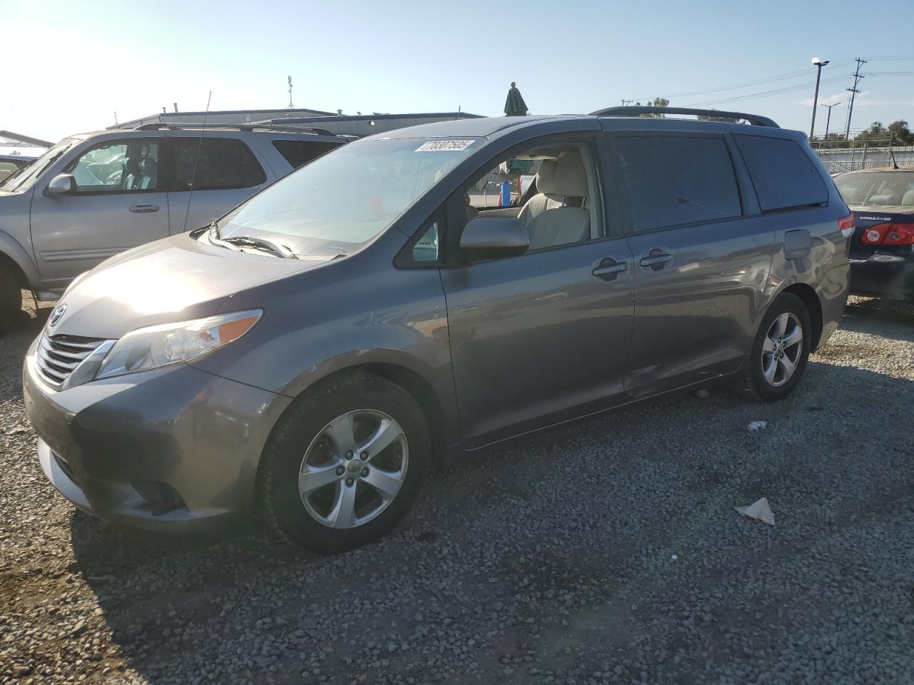 TOYOTA SIENNA LE 2014