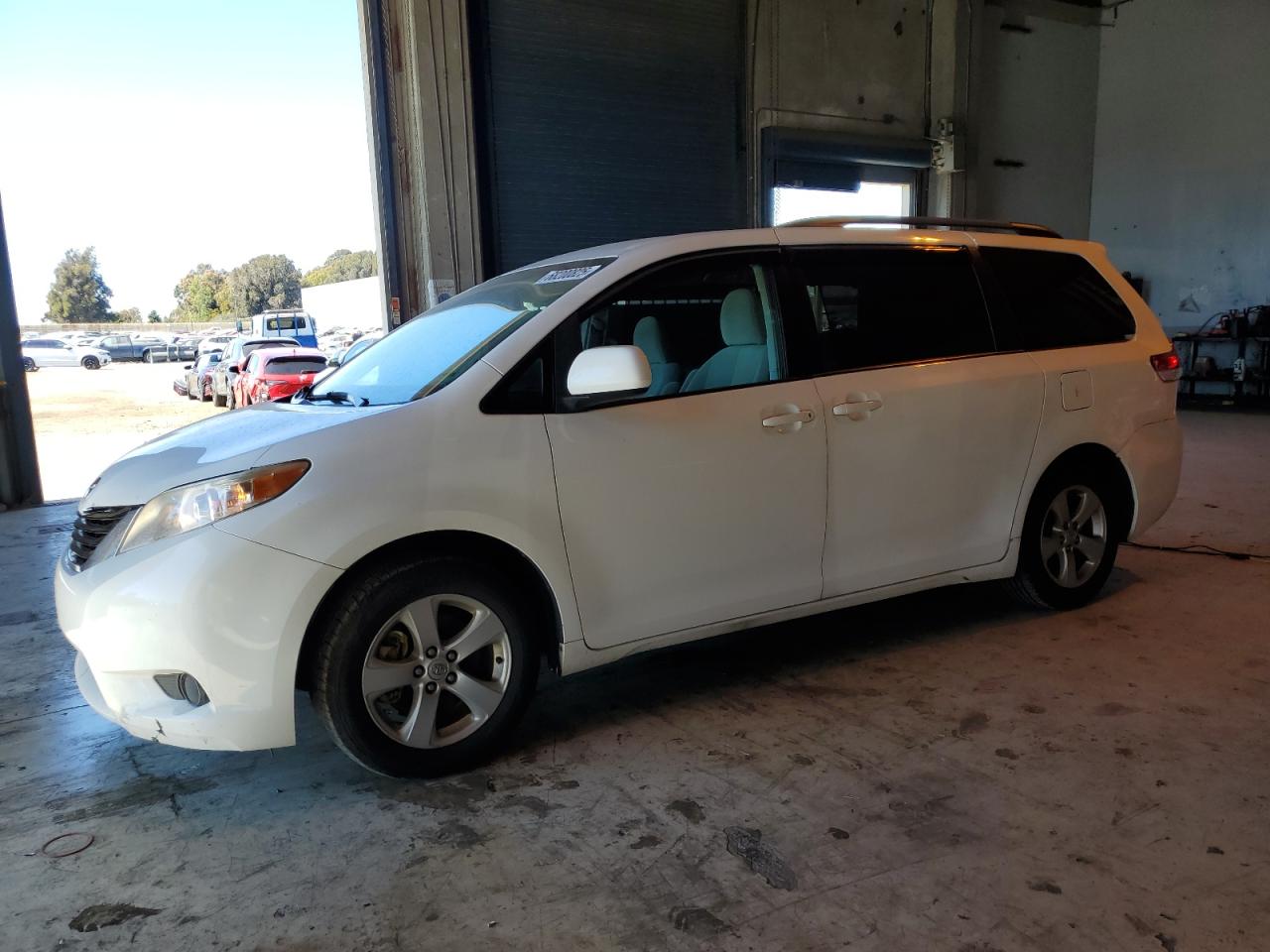 TOYOTA SIENNA LE 2014