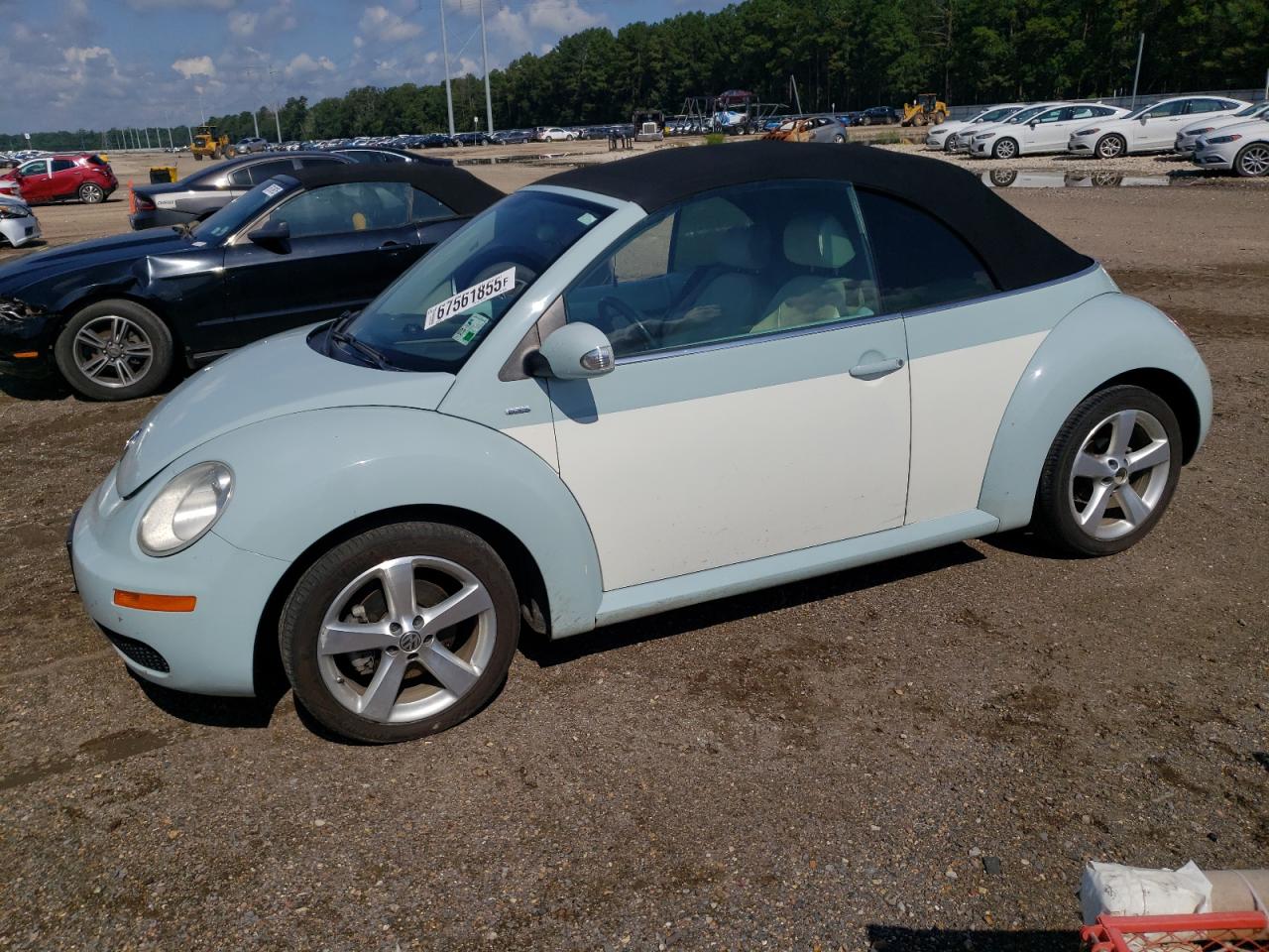 VOLKSWAGEN NEW BEETLE 2010