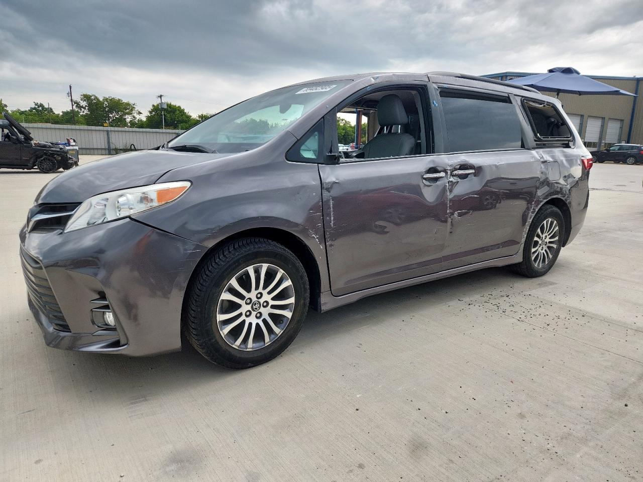 TOYOTA SIENNA XLE 2020