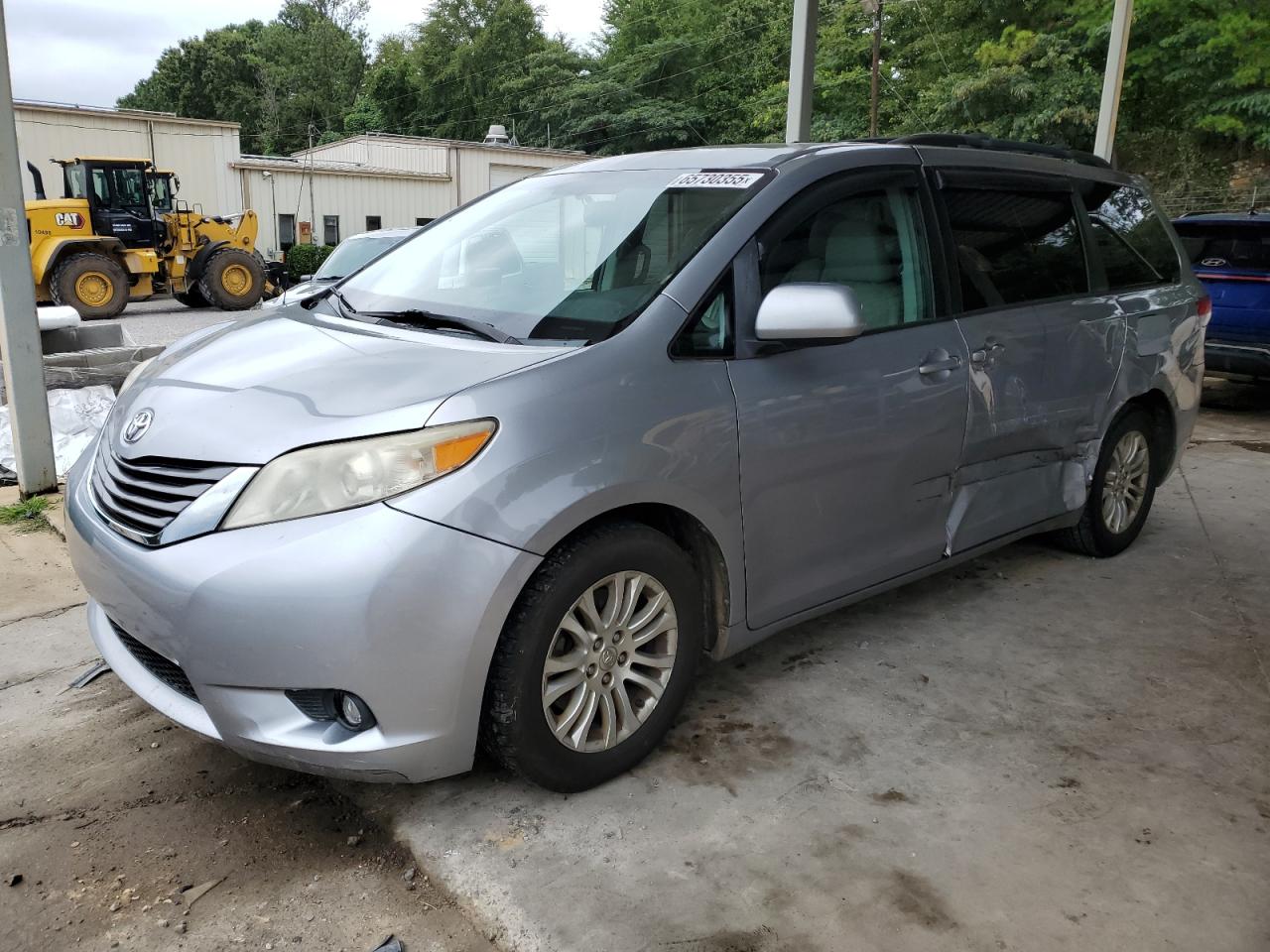TOYOTA SIENNA XLE 2012