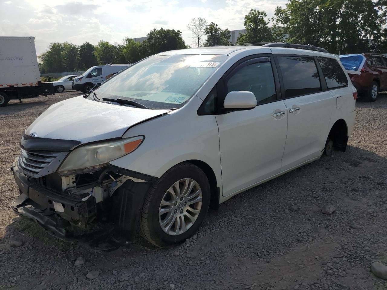 TOYOTA SIENNA XLE 2015