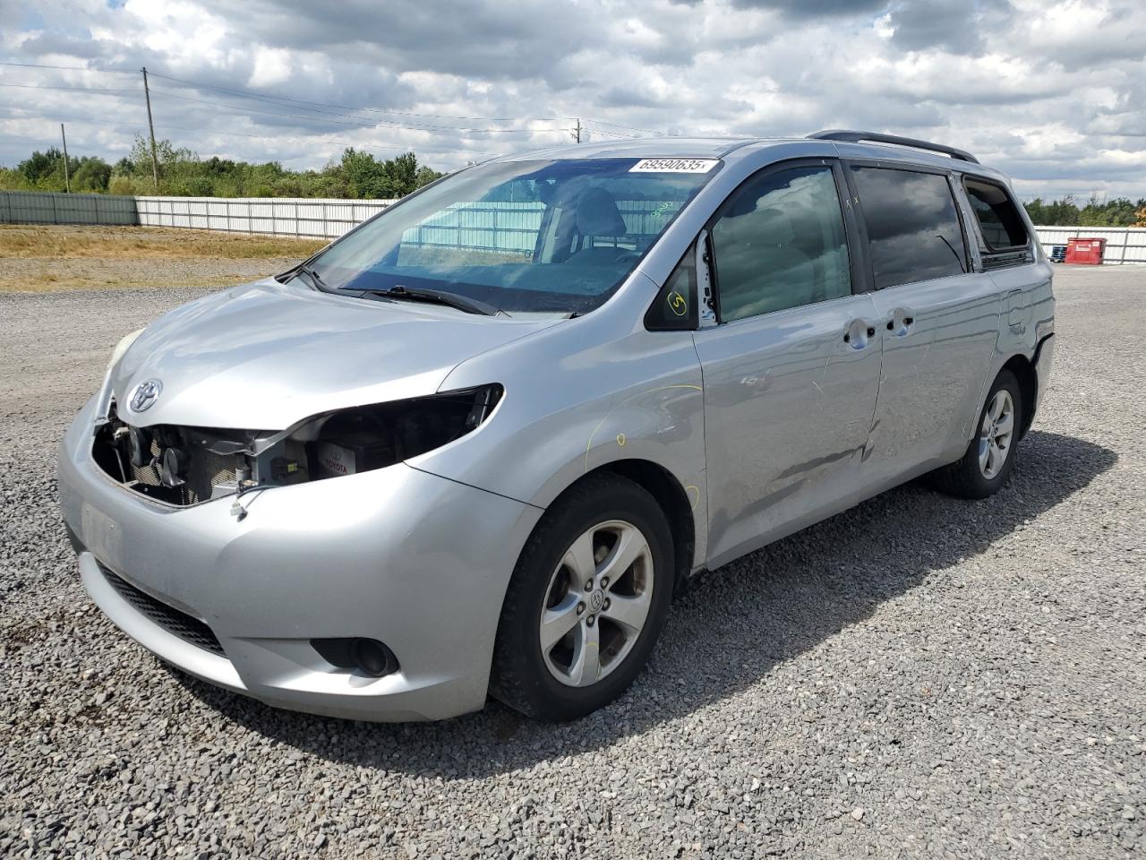 TOYOTA SIENNA LE 2015
