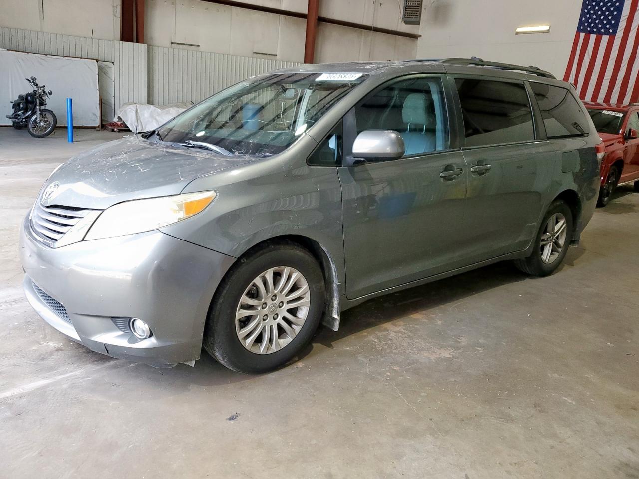 TOYOTA SIENNA XLE 2011