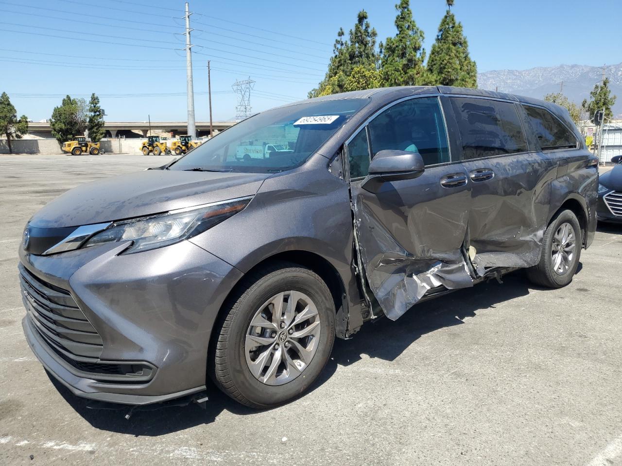TOYOTA SIENNA LE 2023