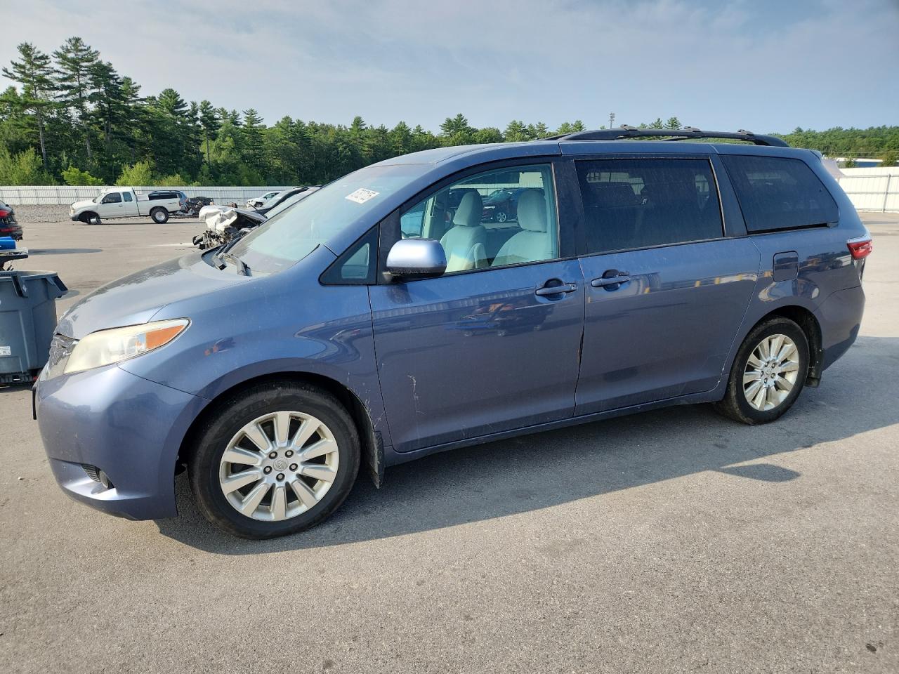TOYOTA SIENNA LE 2015