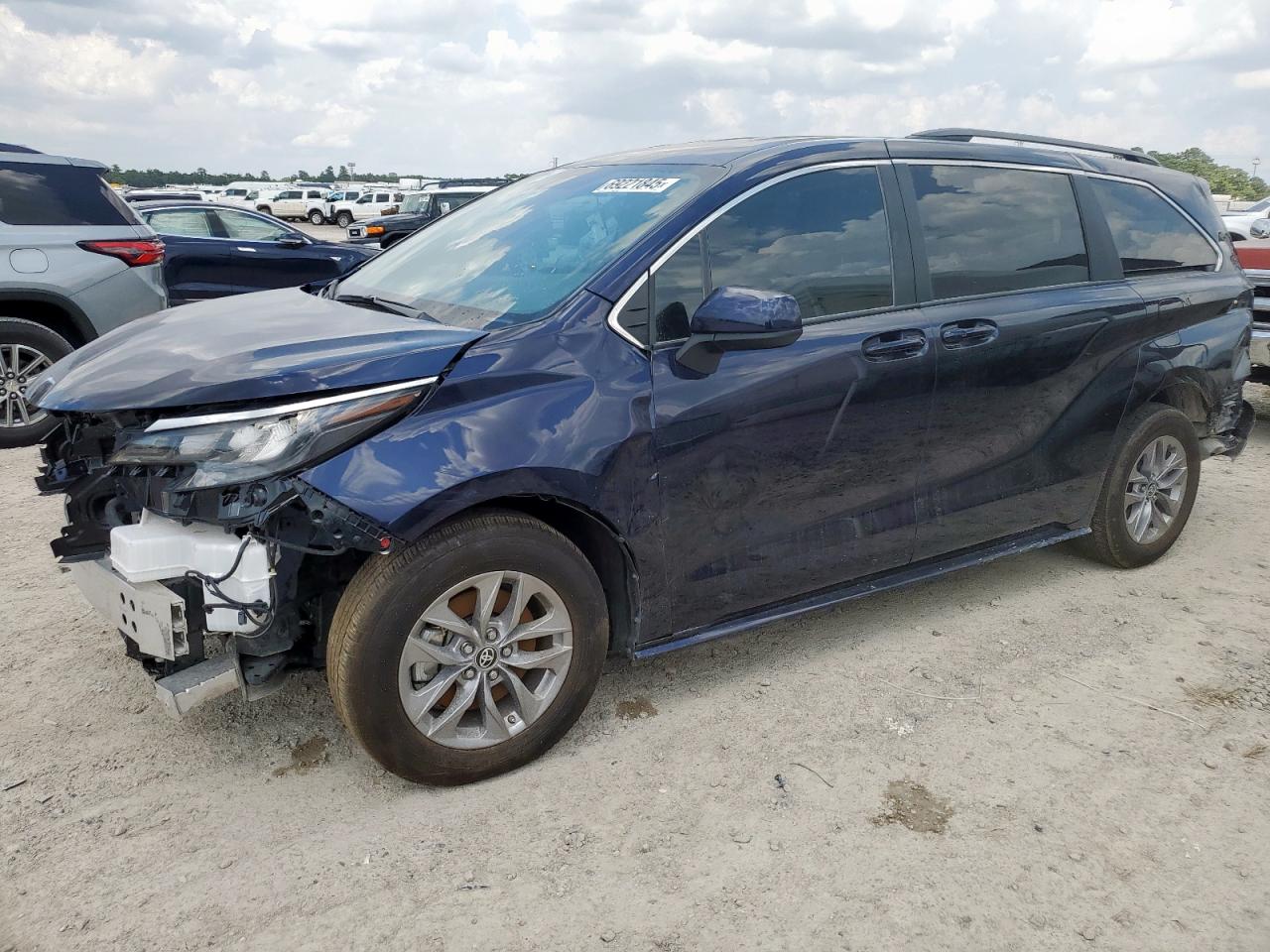 TOYOTA SIENNA LE 2025
