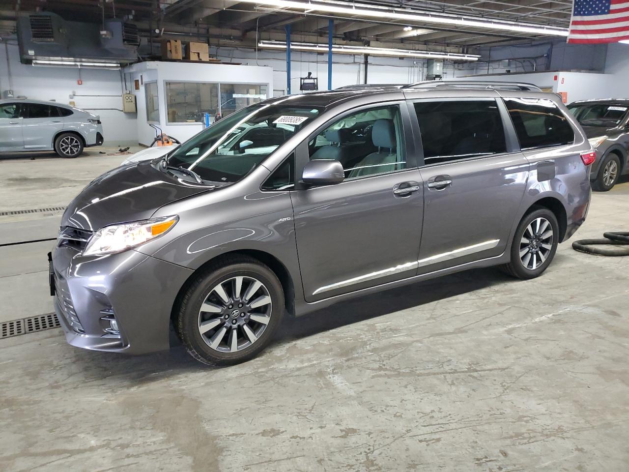 TOYOTA SIENNA XLE 2018