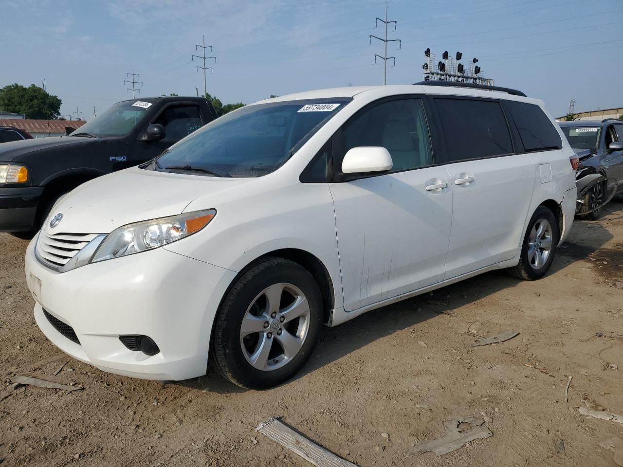 TOYOTA SIENNA LE 2017