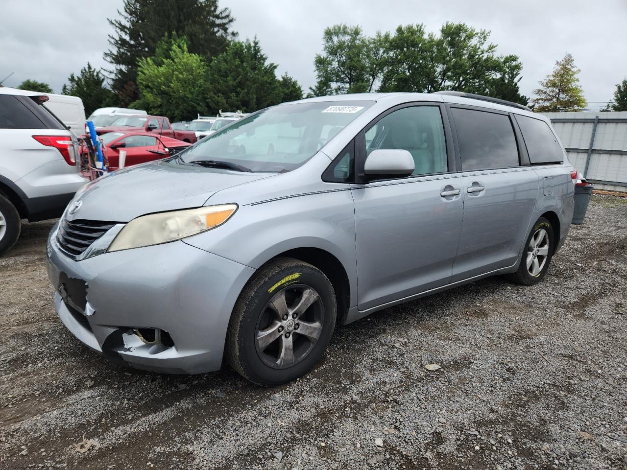 TOYOTA SIENNA LE 2011