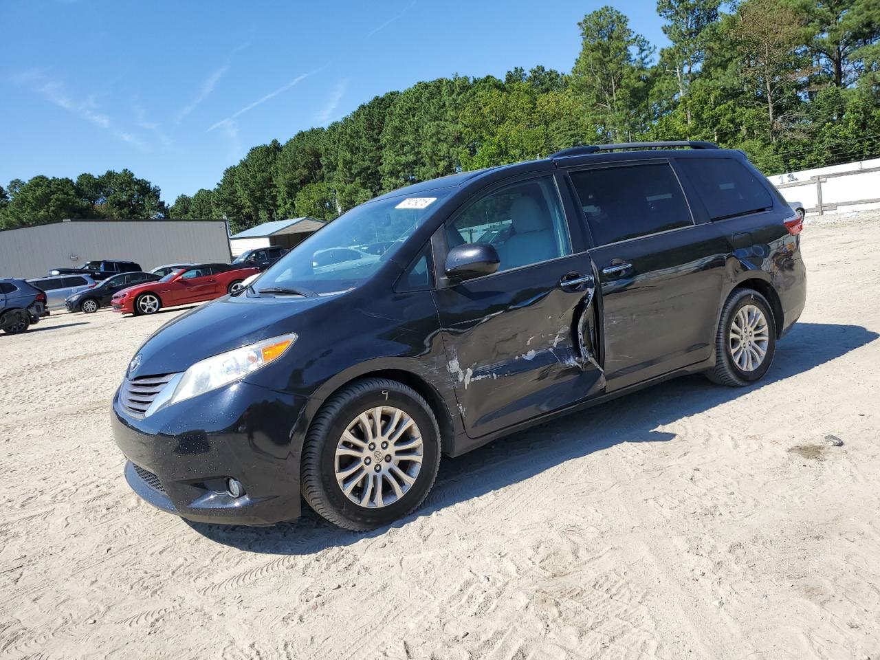 TOYOTA SIENNA XLE 2016