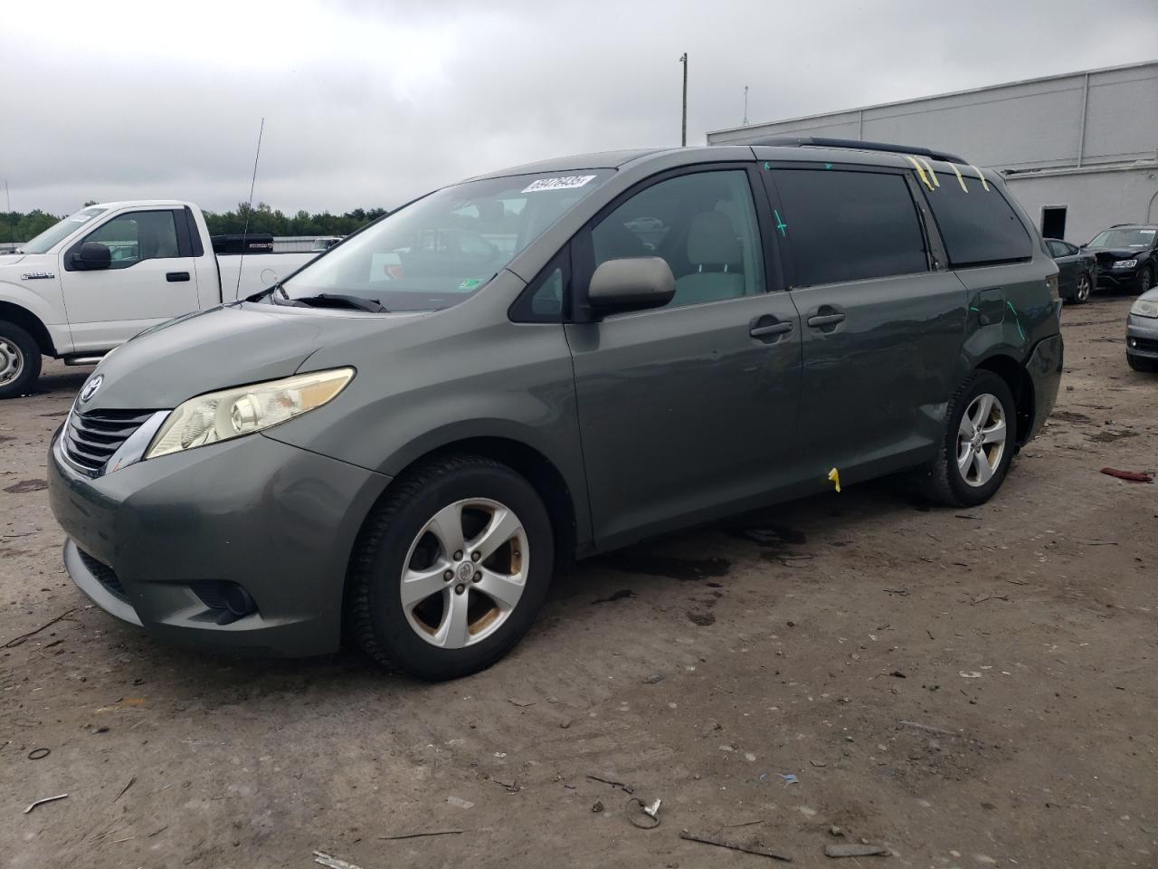 TOYOTA SIENNA LE 2011