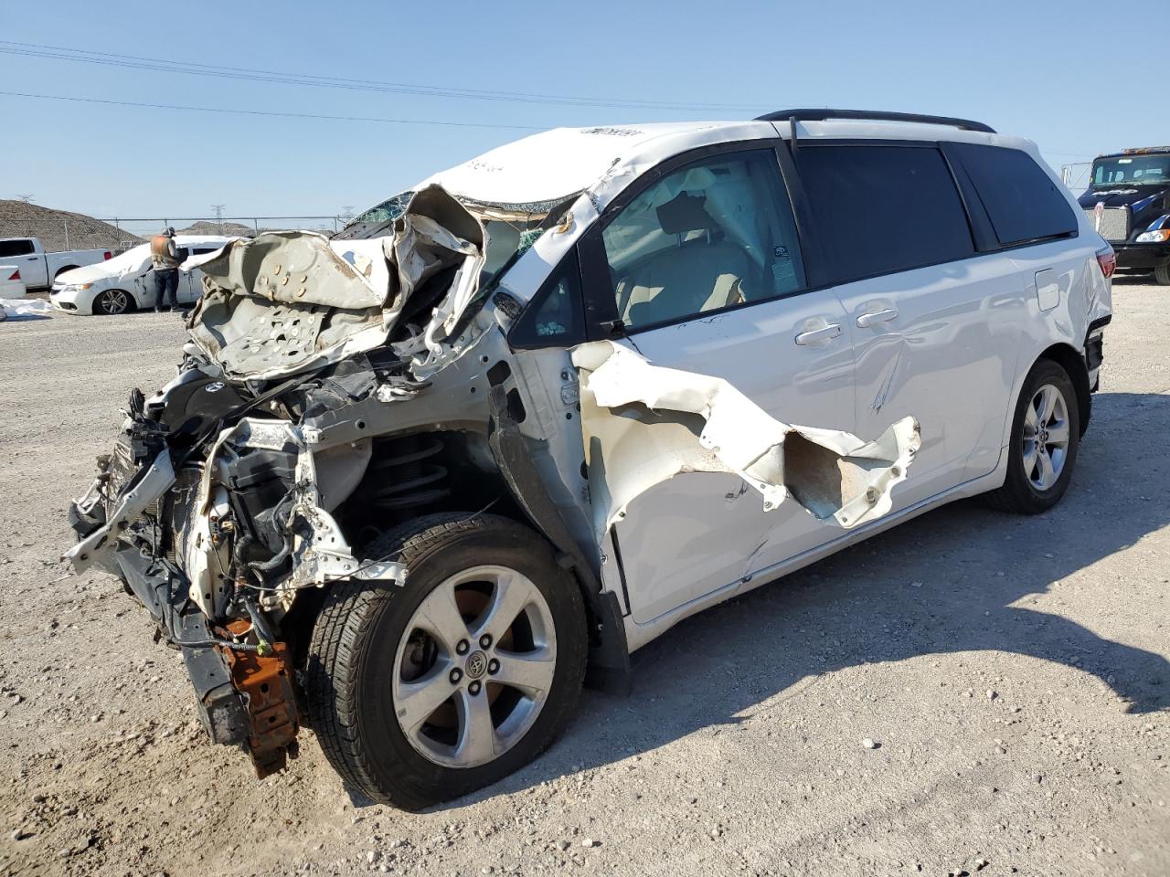 TOYOTA SIENNA LE 2017