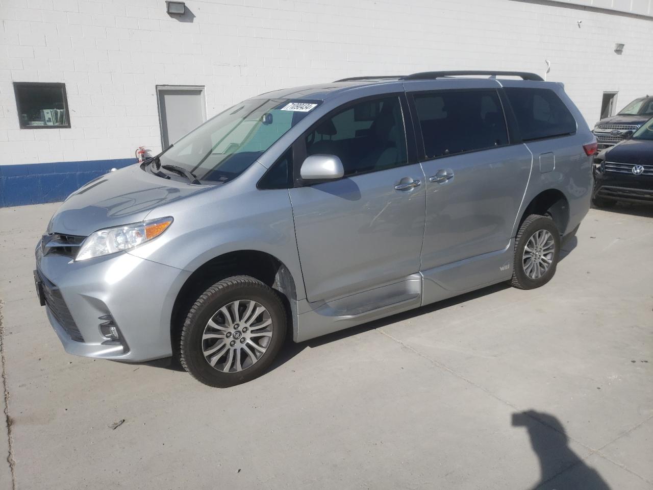 TOYOTA SIENNA XLE 2019
