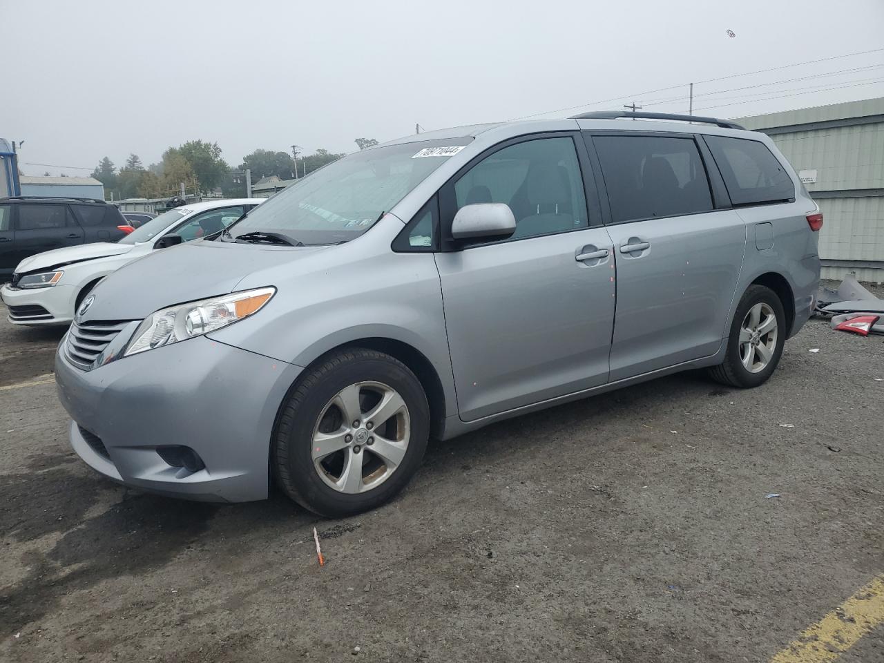 TOYOTA SIENNA LE 2017
