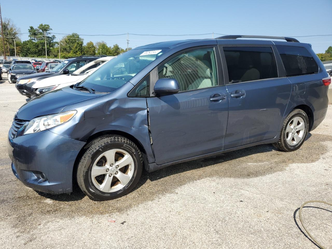 TOYOTA SIENNA LE 2017