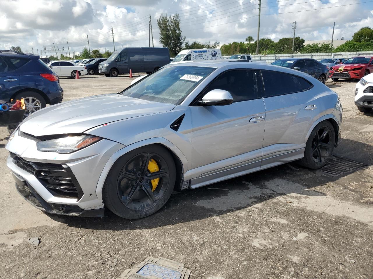 LAMBORGHINI URUS 2021