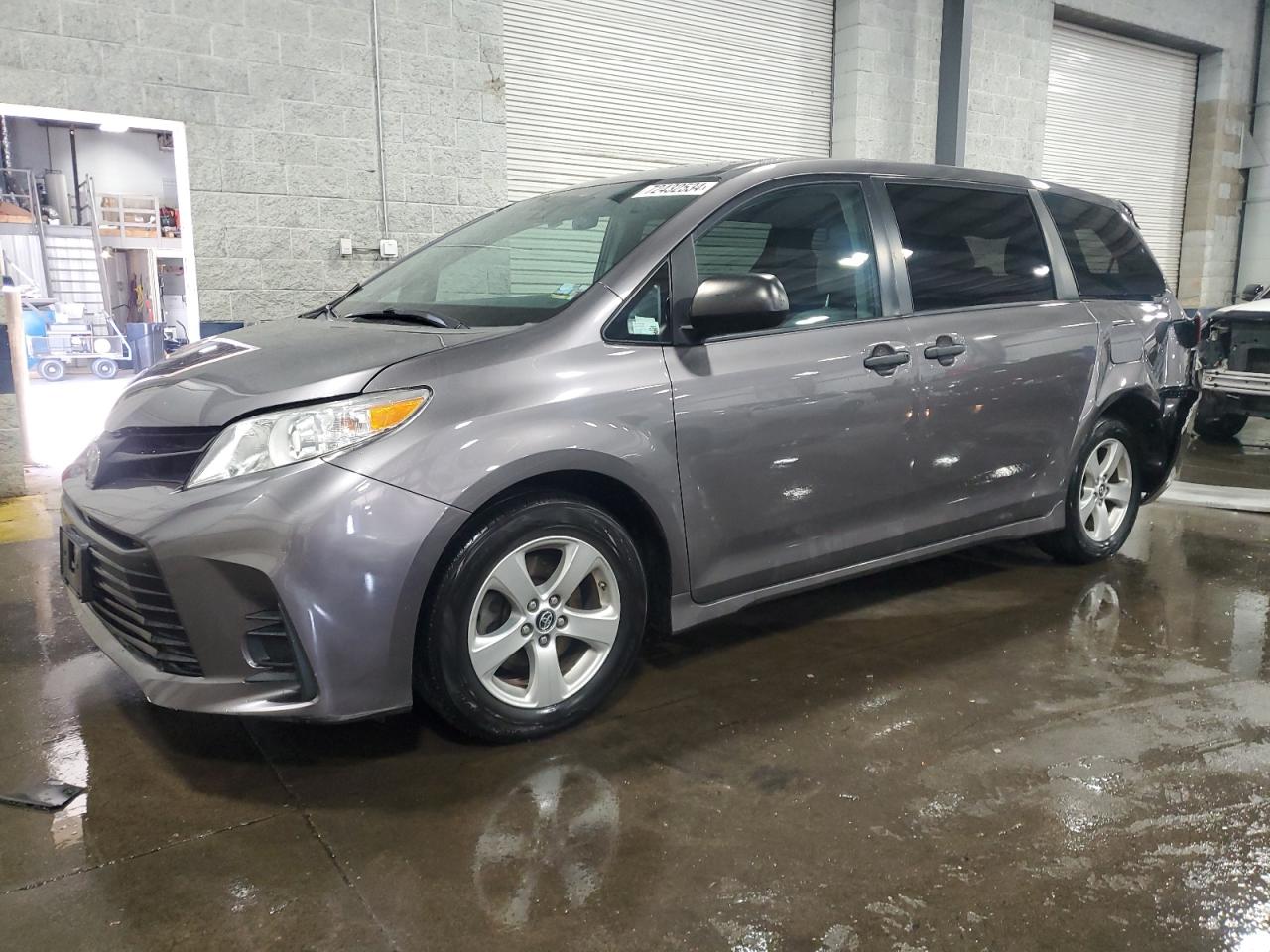 TOYOTA SIENNA L 2018