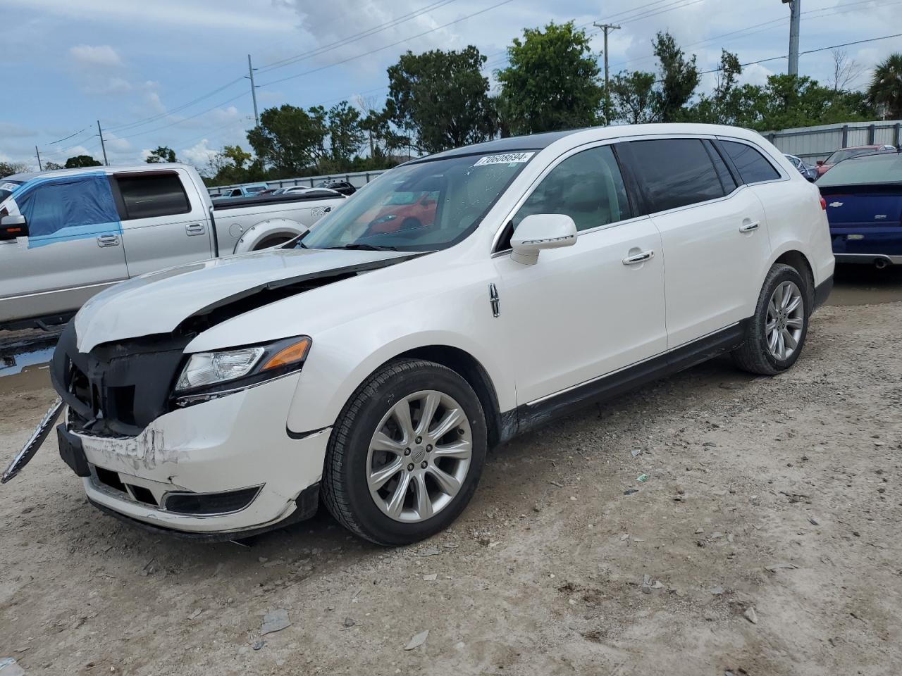 LINCOLN MKT 2014