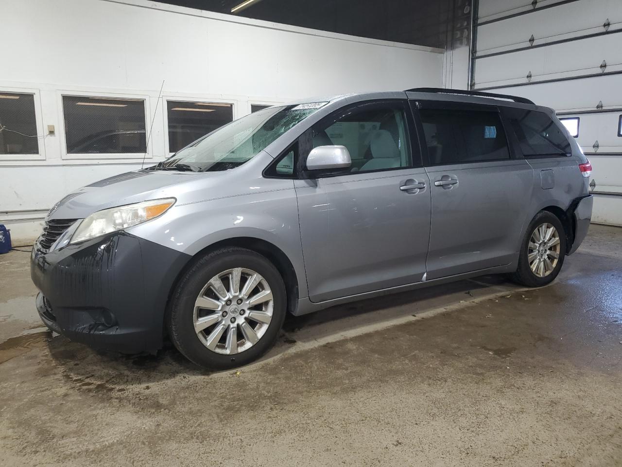 TOYOTA SIENNA LE 2012