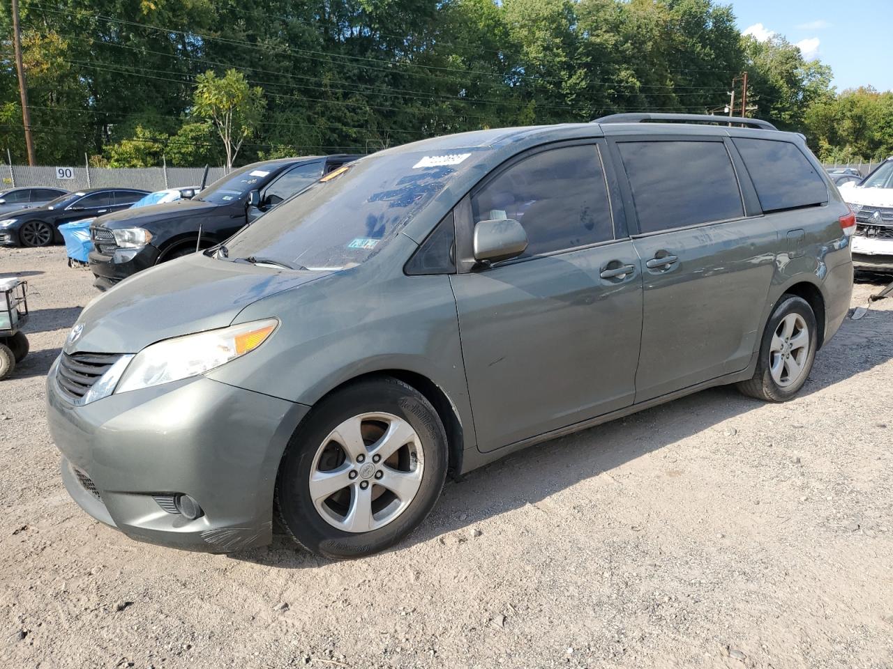 TOYOTA SIENNA LE 2014