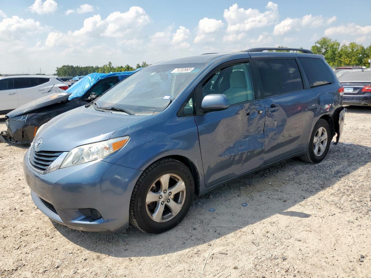 TOYOTA SIENNA LE 2014