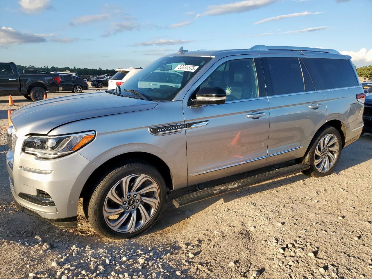 LINCOLN NAVIGATOR 2023