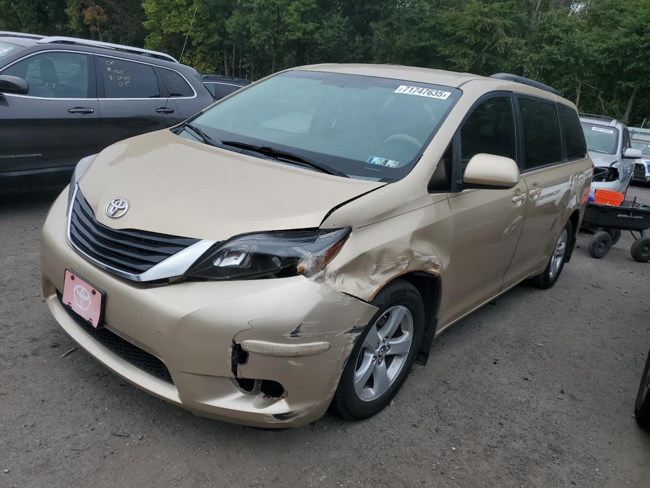 TOYOTA SIENNA LE 2011