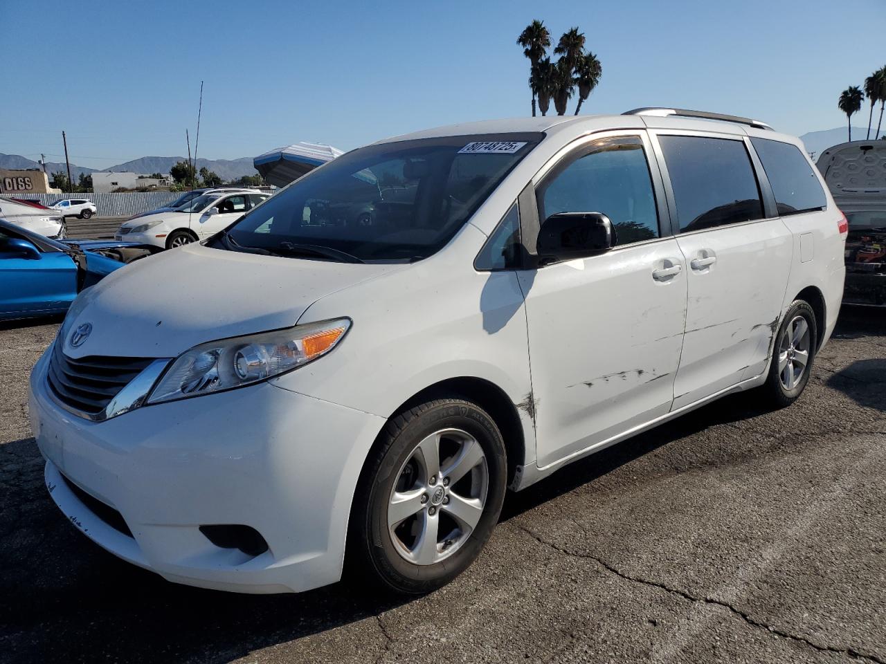 TOYOTA SIENNA LE 2014