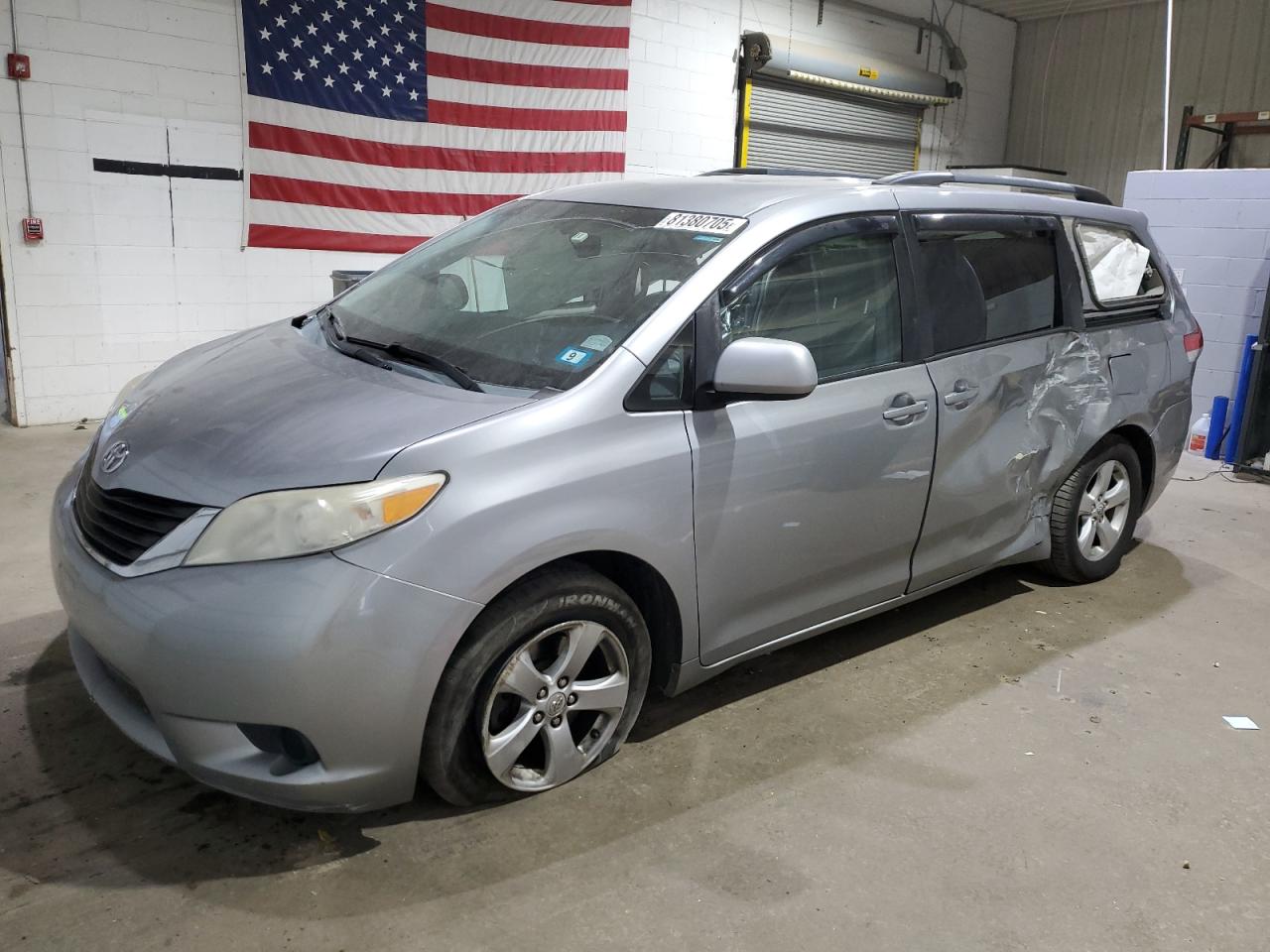 TOYOTA SIENNA LE 2011