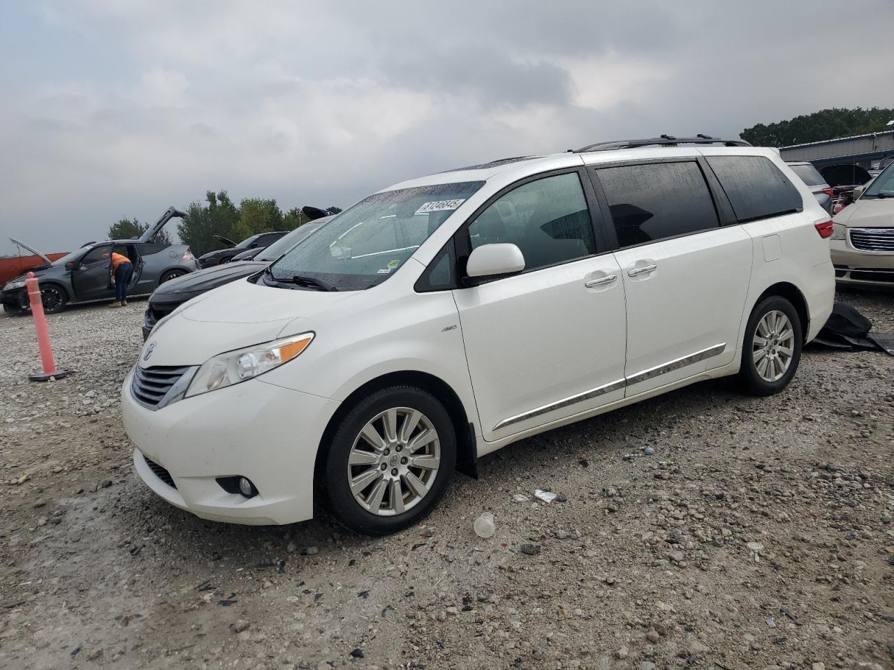 TOYOTA SIENNA XLE 2017