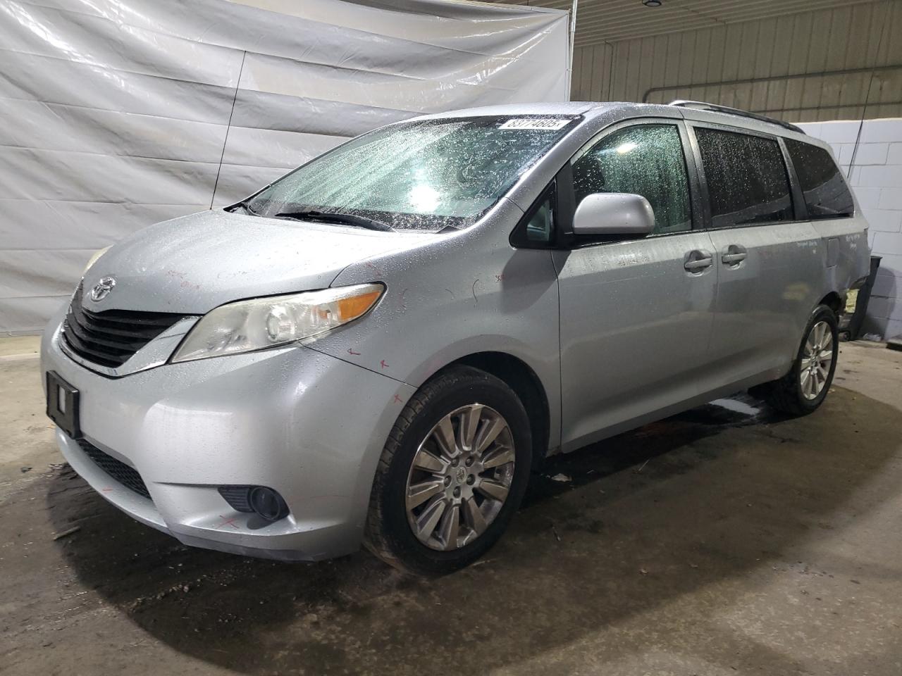 TOYOTA SIENNA LE 2011